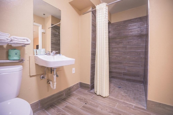 The Crossroads Hotel and Suites Irving image 15